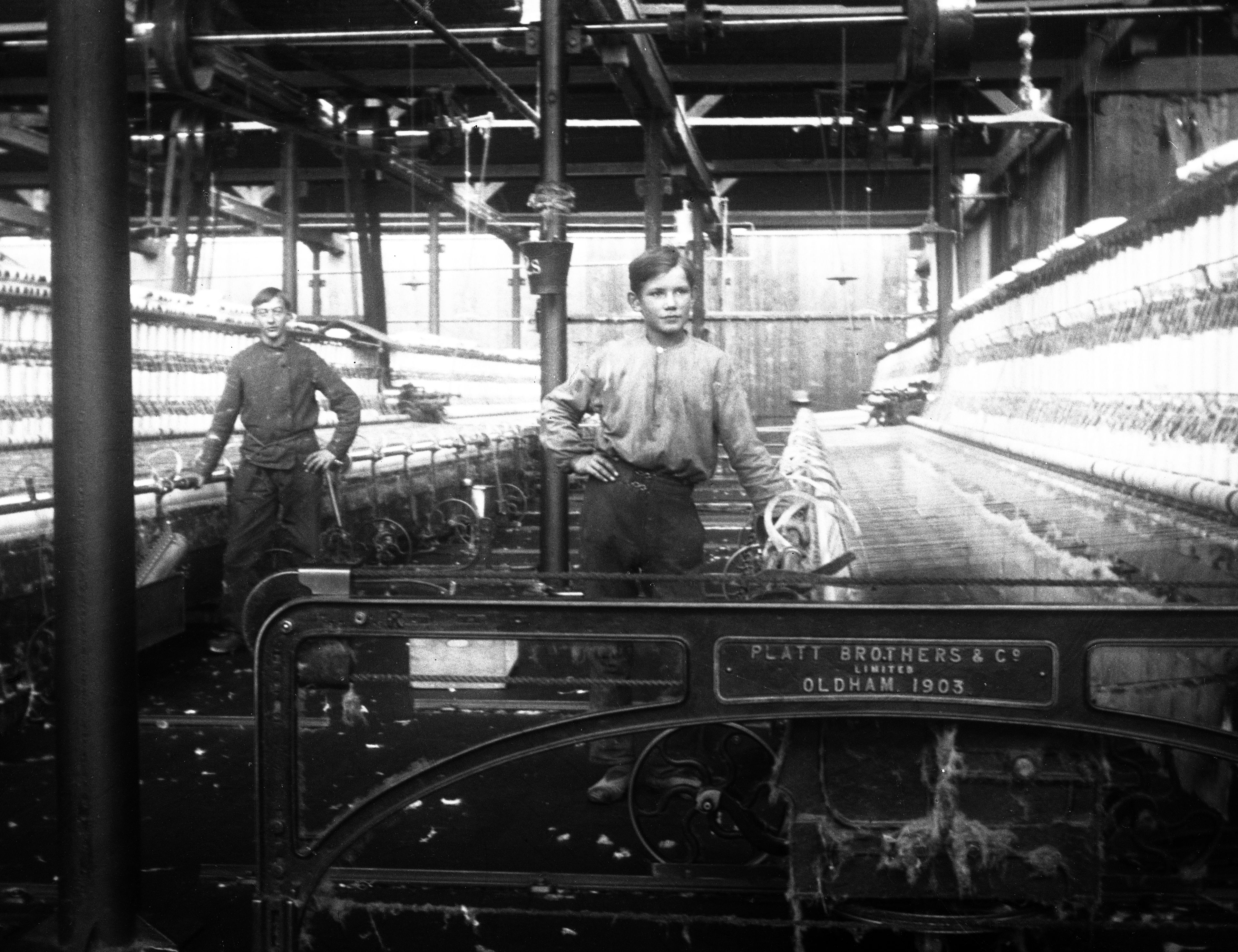 Arbejdsdrenge på bomuldsfabrikken