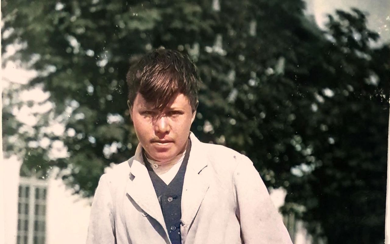 Ung mand, kigger insisterende i kameraet, ca 1920